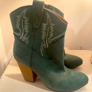 Super cute Code West hunter green western booties